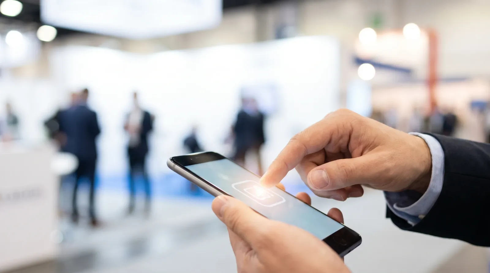 Chạm nút trên smartphone ngay sau cuộc trò chuyện tại gian hàng